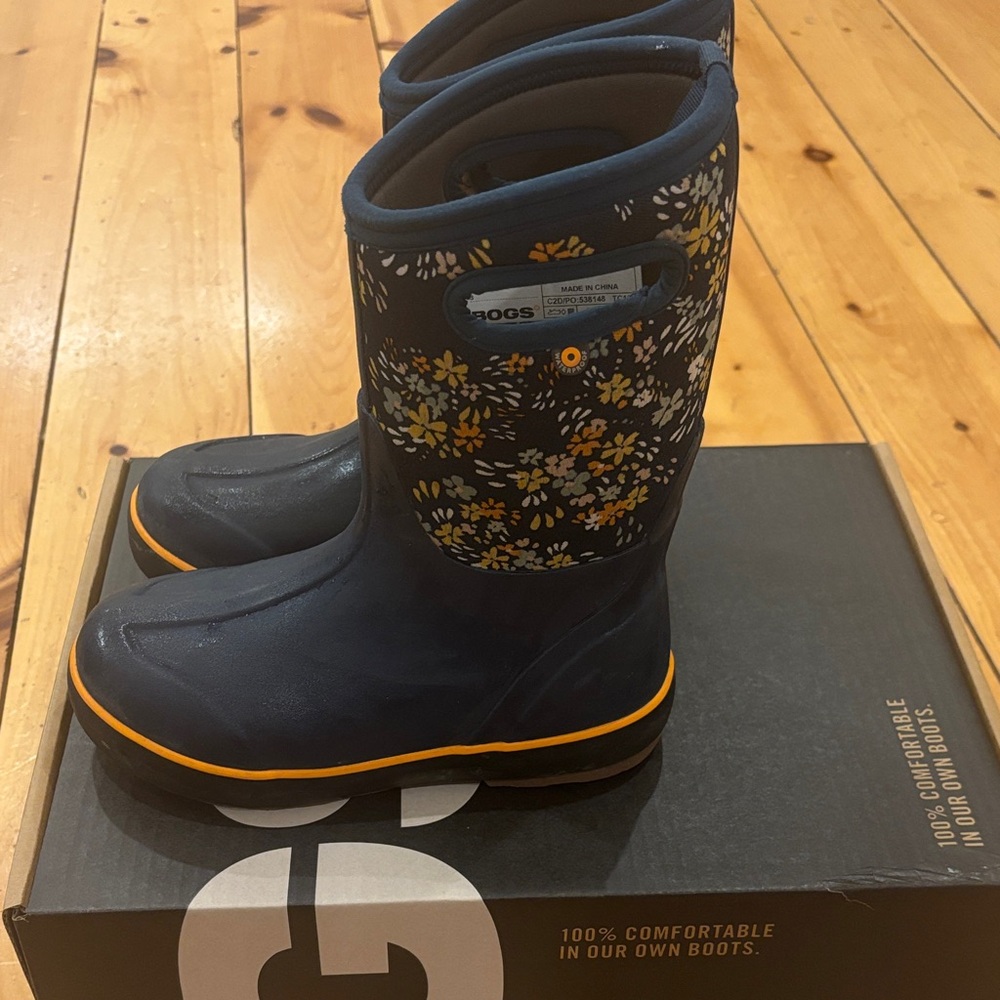 Bogs kids 4 Navy and Yellow Floral winter Boots